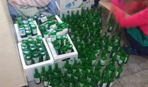 술게임은 강압적인 술문화의 상징이기도 했다. 벌주로 소주 한사발 등 많은 양의 술을 강권하고 술게임을 거부할 분위기가 아니었기 때문이다. 사진은 신입생 환영회 현장에 쌓인 술병. 중앙포토