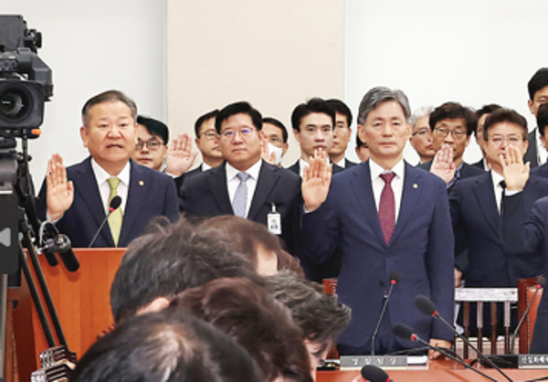 이상민 행정안전부 장관, 조지호 경찰청장, 김광동 진실화해를 위한 과거사정리위원회 위원장(왼쪽부터)이 지난 25일 행정안전위원회 국감에서 증인 선서를 하는 모습. 연합뉴스