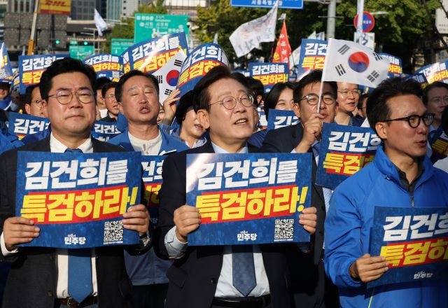 이재명(가운데) 더불어민주당 대표 등 지도부가 2일 서울 중구 서울역 일대에서 더불어민주당 주최로 열린 김건희 윤석열 국정농단 규탄·특검 촉구 국민행동의날에 참가해 구호를 외치고 있다.  연합뉴스