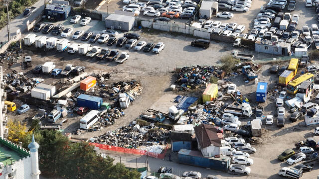 인천 연수구 송도9공구 아암물류단지2단지 진입도로 개설 공사가 중고차 무단 점유 및 온갖 폐기물 방치로 차질 우려가 커지고 있다. 사진은 1일 인천 연수구 옥련동 공사 현장에 방치된 폐기물과 무단 방치된 차량. 조병석기자