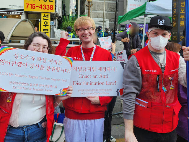 2일 오후 인천 부평구 부평대로에서 열린 제7회 인천퀴어문화축제에 참여한 외국인들이 기념촬영을 하고 있다. 황남건기자