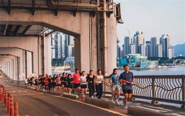 잠수교 밑을 달리는 ‘7979 서울 러닝크루’ [자료=서울시]