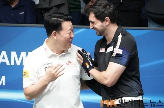 PBA는 준결승과 결승전을 같은날 치른다. 하지만 두 번째 준결승전을 치른 선수는 상대적으로 충분한 휴식을 취하지 못한채 결승전에 나서 체력적으로 불리한 상황에 놓인다. 사진은 지난 10월 28일 밤 ‘휴온스배PBA’ 결승전을 마친 강동궁(왼쪽)과 마르티네스가 서로 축하와 격려 인사를 나누고 있다. [사진=MK빌리어드뉴스 DB]