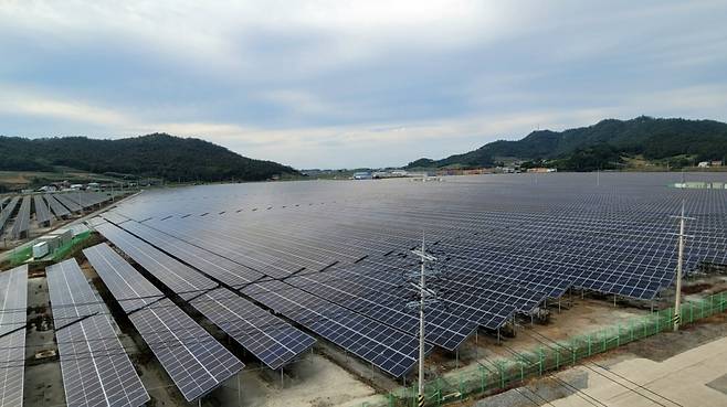 해솔라에너지가 전남 신안군 임자도에 지은 99.9MW 규모의 태양광 발전소. 2022년 9월 상업운전을 개시했다. 발전부지 약 30만평에 지어진 이 발전소에선 신안군 전체 세대가 쓸 수 있는 전력의 약 1.7배인 연간 약 13만MWh의 전력이 만들어진다.  /사진=권다희 기자