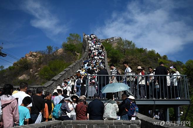 (팔달령 AFP=뉴스1) 우동명 기자 = 1일(현지시간) 노동절 5일 연휴 첫날 중국 베이징 북쪽의 팔달령에 있는 만리장성이 중국 국내외 관광객이 뒤섞인 인파로 북적이고 있다. 2024. 05..02  ⓒ AFP=뉴스1  Copyright (C) 뉴스1. All rights reserved. 무단 전재 및 재배포,  AI학습 이용 금지. /사진=(팔달령 AFP=뉴스1) 우동명 기자
