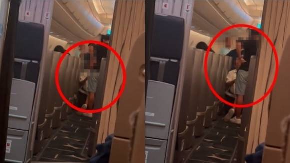 서 있는 비즈니스석 승객을 올려다본 채 무릎 꿇은 대만 승무원. [온라인 커뮤니티]