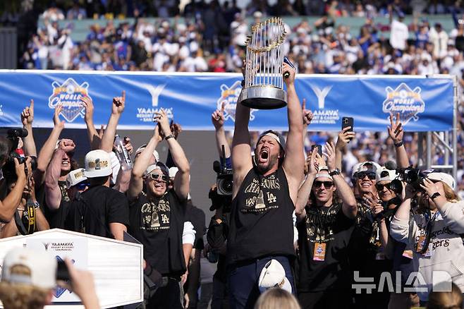 [로스앤젤레스=AP/뉴시스]미국 캘리포니아주 로스앤젤레스에서 열린 LA 다저스의 월드시리즈 우승 퍼레이드에 팬들이 환호하고 있다.  2024.11.02.