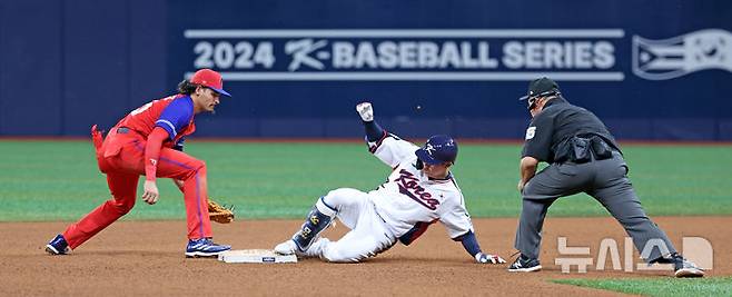 [서울=뉴시스] 김금보 기자 = 1일 서울 구로구 고척스카이돔에서 열린 2024 WBSC 프리미어12 한국 야구대표팀과 쿠바의 1차 평가전, 8회말 2사 주자없는 상황 한국 최원준이 우중간 안타를 치고 2루 안착에 성공하고 있다. 2024.11.01. kgb@newsis.com