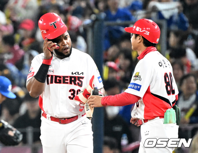 [OSEN=광주, 이대선 기자] 28일 광주 기아챔피언스필드에서 2024 신한 SOL뱅크 KBO 한국시리즈 5차전 KIA 타이거즈와 삼성 라이온즈의 경기가 열렸다.KIA는 양현종, 삼성은 이승현을 선발 투수로 내세웠다.4회말 2사 만루에서 땅볼을 친 KIA 소크라테스가 아쉬워하고 있다. 2024.10.28 / sunday@osen.co.kr