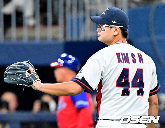 [OSEN=고척, 조은정 기자] 류중일 감독이 이끄는 야구 대표팀이 1일 서울 구로구 고척스카이돔에서 2024 세계야구 소프트볼 연맹(WBSC) 프리미어12 대비 쿠바와의 평가전을 가졌다.&nbsp;6회초 2사 한국 투수 김서현이 쿠바 아루에바르레나 땅볼에 좋은 수비를 펼친 3루수 김휘집에게 고마움을 표하고 있다. 2024.11.01 /cej@osen.co.kr