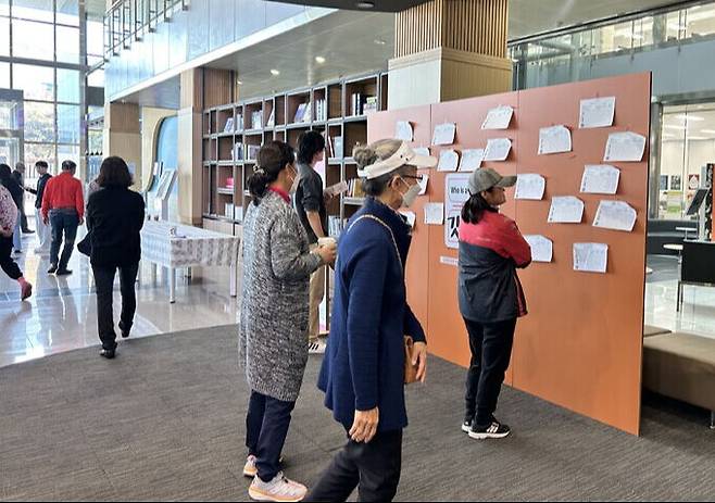 한국기술교육대학교 초청으로 대학캠퍼스를 방문한 주민들이 대학생들의 학교생활에 관한 게시물을 읽어 보고 있다. 한기대 제공 