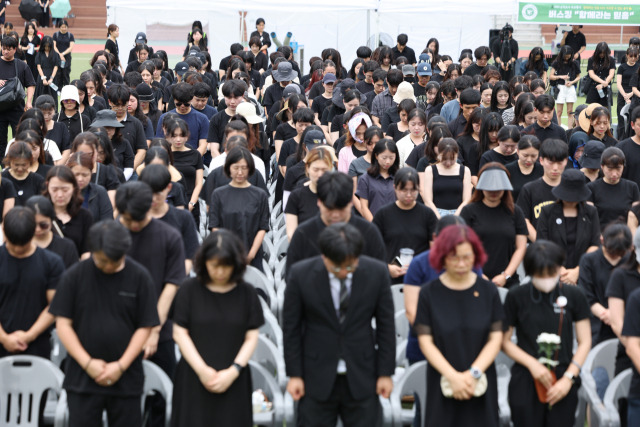 지난 7월 20일 서울 서초구 서울교육대학교 대운동장에서 초등교사노동조합 주최로 열린 서이초등학교 교사 사망 1주기 추모식에서 교사들이 묵념하고 있다. 연합뉴스