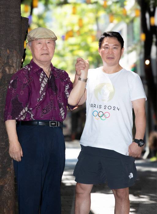대한레슬링협회장과 아시아레슬링연맹회장을 역임한 바 있는 김창규 전 국민대 교수(왼쪽)와 1992년 바르셀로나 올림픽 금메달리스트(그레코로만형)이자 현재 삼성생명 소속으로 국가대표팀 감독을 맡고 있는 안한봉 감독. [박해윤 기자]