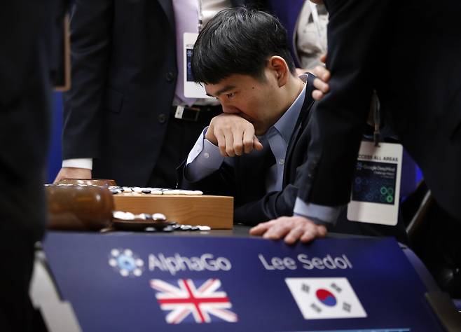 2016년 인공지능 알파고는 세계적인 바둑 기사 이세돌을 꺾었다. ⓒAP Photo