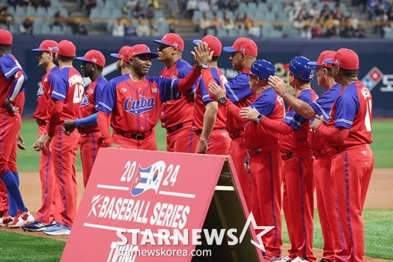 '2024 WBSC 프리미어 12' 평가전 한국-쿠바전이 1일 서울 고척스카이돔에서 열렸다.  쿠바 욘슨(가운데) 감독이 개막식 행사에서 선수들과 하이파이브하고 있다.  /사진=김진경 대기자