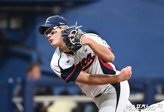 1일 오후 서울 고척스카이돔에서 열린 2024 WBSC(세계야구소프트볼연맹) 프리미어12 대한민국 야구 대표팀과 쿠바 야구 대표팀의 평가전 경기, 6회초 한국 김서현이 역투하고 있다. 고척, 박지영 기자