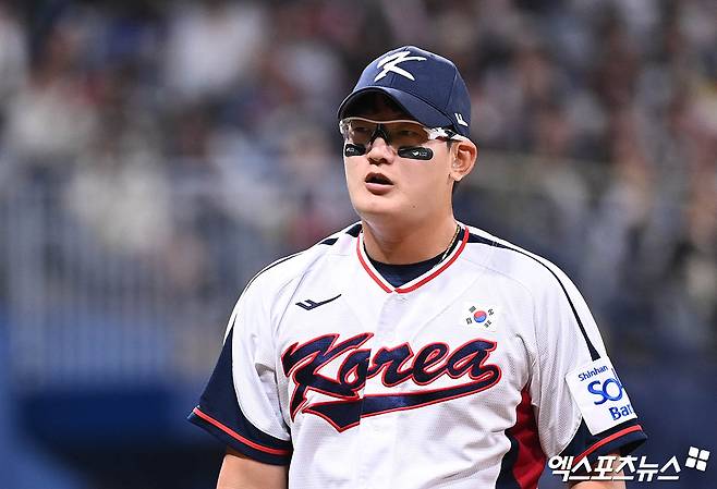 1일 오후 서울 고척스카이돔에서 열린 2024 WBSC(세계야구소프트볼연맹) 프리미어12 대한민국 야구 대표팀과 쿠바 야구 대표팀의 평가전 경기, 6회초 한국 김서현이 삼자범퇴로 이닝을 마친 뒤 더그아웃으로 향하고 있다. 고척, 박지영 기자