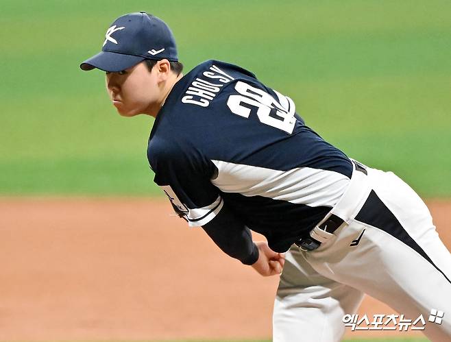 2일 오후 서울 고척스카이돔에서 열린 2024 WBSC(세계야구소프트볼연맹) 프리미어12 대한민국 야구 대표팀과 쿠바 야구 대표팀의 평가전 경기, 1회말 대한민국 선발투수 최승용이 공을 힘차게 던지고 있다. 고척, 김한준 기자