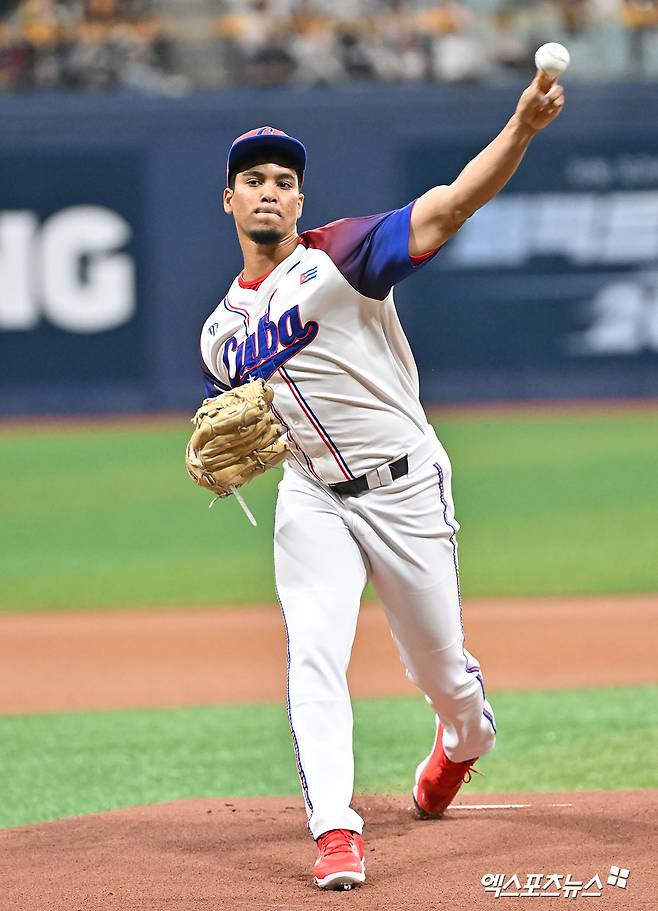 2일 오후 서울 고척스카이돔에서 열린 2024 WBSC(세계야구소프트볼연맹) 프리미어12 대한민국 야구 대표팀과 쿠바 야구 대표팀의 평가전 경기, 쿠바 시르두이가 공을 힘차게 던지고 있다. 고척, 김한준 기자