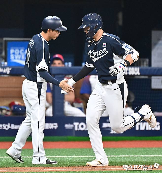 일 오후 서울 고척스카이돔에서 열린 2024 WBSC(세계야구소프트볼연맹) 프리미어12 대한민국 야구 대표팀과 쿠바 야구 대표팀의 평가전 경기, 2회초 대한민국 윤동희가 솔로 홈런을 날리고 있다. 고척, 김한준 기자