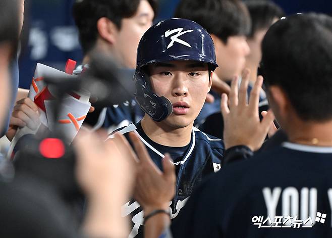 2일 오후 서울 고척스카이돔에서 열린 2024 WBSC(세계야구소프트볼연맹) 프리미어12 대한민국 야구 대표팀과 쿠바 야구 대표팀의 평가전 경기, 8회초 1사 만루 대한민국 이주형이 신민재의 2타점 적시타때 득점에 성공한 후 더그아웃에서 하이파이브를 하고 있다. 고척, 김한준 기자