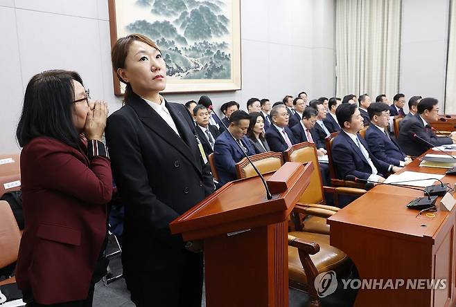 법률대리인과 대화하는 강혜경 씨 (서울=연합뉴스) 신준희 기자= 1일 국회에서 열린 운영위원회의 대통령비서실과 국가안보실, 대통령 경호처 대상 국정감사에서 김 여사 공천 개입 의혹을 제기한 강혜경 씨가 증인으로 출석, 증언대에 서서 법률대리인과 대화하고 있다. 2024.11.1 hama@yna.co.kr