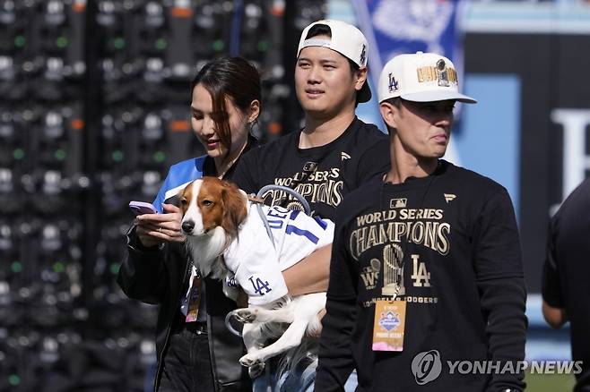 1일(현지시간) 아내, 반려견과 함께 LA 다저스 우승 축하행사 참석한 오타니 [AP 연합뉴스. 재판매 및 DB 금지]