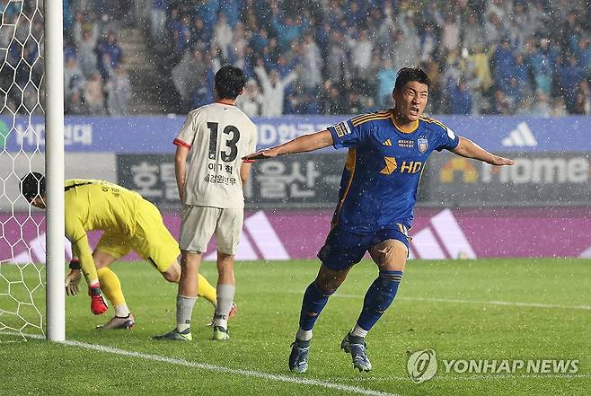 골 넣은 주민규 (울산=연합뉴스) 김용태 기자 = 1일 울산종합운동장에서 열린 프로축구 하나은행 K리그1 2024 울산 HD와 강원FC의 경기에서 울산 주민규가 팀의 두 번째 골을 넣고 환호하고 있다. 2024.11.1 yongtae@yna.co.kr