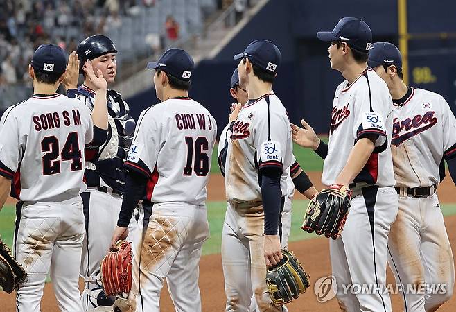 승리 자축하는 선수들 (서울=연합뉴스) 이진욱 기자 = 1일 오후 서울 구로구 고척스카이돔에서 열린 한국 야구 대표팀과 쿠바 대표팀 평가전. 한국팀 선수들이 승리한 뒤 하이파이브를 하고 있다 .2024.11.1 cityboy@yna.co.kr