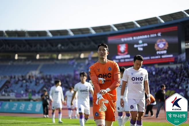 그라운드 나서는 안양 선수들 [한국프로축구연맹 제공. 재판매 및 DB 금지]