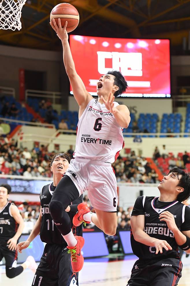 2일 현대모비스 전에서 슛을 노리는 정관장 박지훈.  [KBL 제공. 재판매 및 DB 금지]