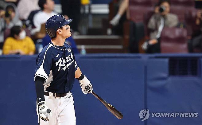 윤동희 '홈런 직감' (서울=연합뉴스) 서대연 기자 = 2일 오후 서울 구로구 고척스카이돔에서 열린 2024 WBSC 프리미어 12 평가전 한국과 쿠바의 경기. 2회초 한국 선두타자 윤동희가 솔로 홈런을 친 뒤 타구를 바라보고 있다. 2024.11.2 dwise@yna.co.kr