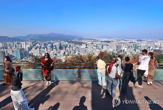 포근한 가을 날씨 만끽 (서울=연합뉴스) 진연수 기자 = 포근한 날씨를 보인 31일 서울 남산을 찾은 관광객들이 휴식을 취하고 있다. 2024.10.31 jin90@yna.co.kr