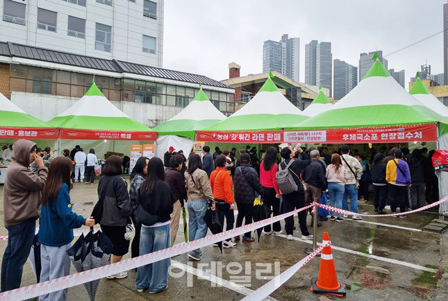 2024 구미라면축제에 갓 튀긴 라면을 구입하기 위해 몰린 인파. 농심은 이곳에서 마트보다도 싼 가격으로 라면 제품을 팔고 있다. (사진=한전진 기자)