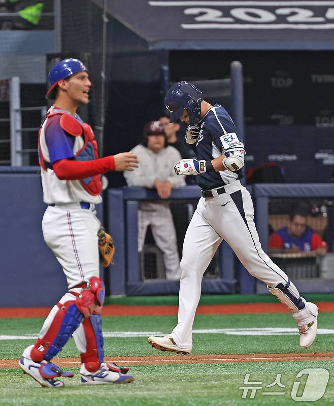 2일 오후 서울 구로구 고척스카이돔에서 열린 '2024 K-BASEBALL SERIES' 대한민국 야구 대표팀과 쿠바 대표팀의 평가전 2차전, 2회초 대한민국 공격 선두타자 윤동희가 홈런을 친 뒤 홈으로 향하고 있다. 2024.11.2/뉴스1 ⓒ News1 장수영 기자