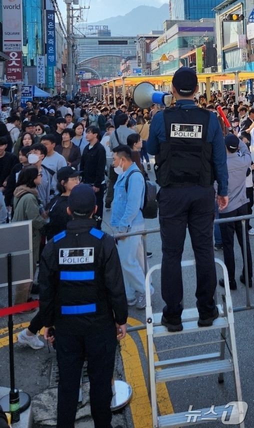 구미경찰서는 인파관리를 위해 3단 사다리 위에서 인파를 관리하는 ' 키다리 경찰관'을 도내 최초로 구미라면축제에 배치했다. (구미경찰서 제공) 2024.11.3/뉴스1