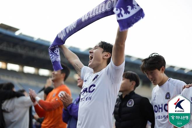 안양 김동진이 2일 승격에 성공한 뒤 포효하고 있다. 사진 | 한국프로축구연맹