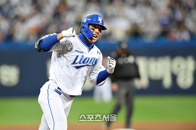 삼성 김영웅이 25일 대구삼성라이온즈파크에서 열린 2024 KBO 한국시리즈 KIA와 3차전 5회말 1사 KIA 선발 라우어를 상대로 솔로 홈런을 치고 환호하고 있다. 대구 | 박진업 기자 upandup@sportsseoul.com