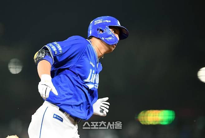 삼성 김영웅이 28일 광주-기아 챔피언스필드에서 열린 2024 KBO 한국시리즈 5차전 KIA와 경기에서 1회초 홈런을 때린 후 베이스를 돌고 있다. 광주 | 박진업 기자 upandup@sportsseoul.com