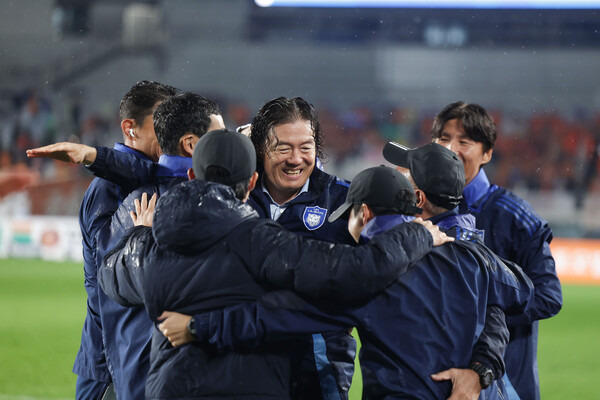 프로축구 K리그1 울산 현대 김판곤 감독이 리그 3연패를 달성한 후 기뻐하고 있다. 사진┃울산 HD