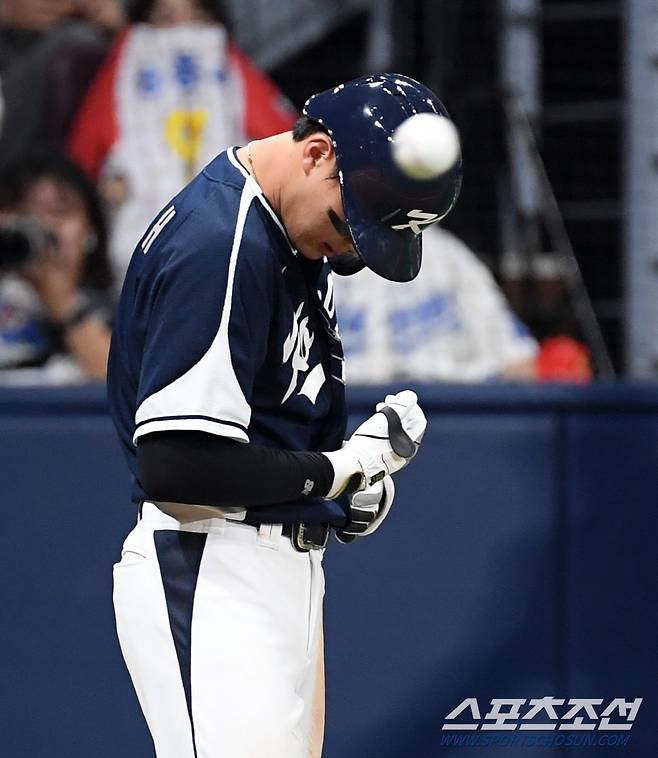 2024 WBSC 프리미어12 대한민국 야구 대표팀과 쿠바 대표팀의 평가전이 2일 서울 고척스카이돔에서 열렸다. 8회초 1사 1,2루 윤동희가 쿠바 메디나 투구에 맞은 뒤 통증을 호소하고 있다. 고척=박재만 기자 pjm@sportschosun.com/2024.11.02/