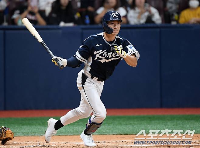 2024 WBSC 프리미어12 대한민국 야구 대표팀과 쿠바 대표팀의 평가전이 2일 서울 고척스카이돔에서 열렸다. 신민재가 타격을 하고 있다. 고척=박재만 기자 pjm@sportschosun.com/2024.11.02/