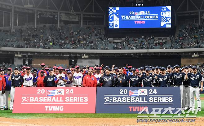 2024 WBSC 프리미어12 대한민국 야구 대표팀과 쿠바 대표팀의 평가전이 2일 서울 고척스카이돔에서 열렸다. 승리한 대한민국 야구 대표팀과 쿠바 대표팀이 기념촬영을 하고 있다. 고척=박재만 기자 pjm@sportschosun.com/2024.11.02/