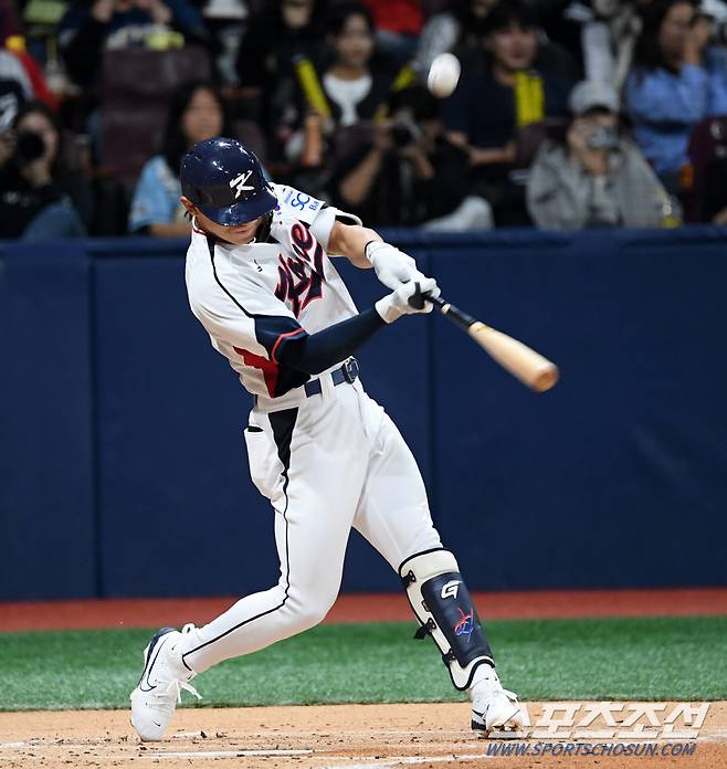 2024 WBSC 프리미어12 대한민국 야구 대표팀과 쿠바 대표팀의 평가전이 1일 서울 고척스카이돔에서 열렸다. 1회말 무사 1,3루 김도영이 타격을 하고 있다. 고척=박재만 기자 pjm@sportschosun.com/2024.11.01/