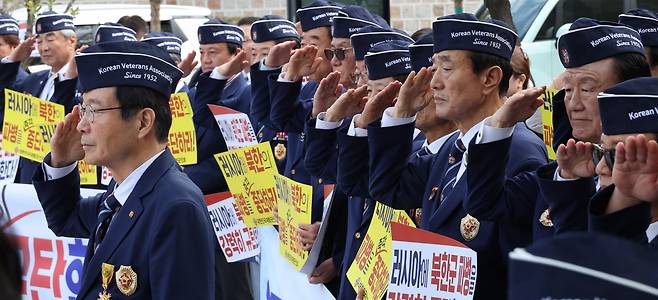 대한민국재향군인회가 지난달 28일 서울 주한러시아대사관 앞에서 북한군 러시아 파병 중단 촉구 집회를 하고 있는 모습. /연합뉴스