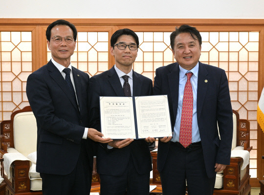 음성군은 지난해 4월24일 (주)JR에너지솔루션과 3056억 원 투자협약 체결했다.왼쪽부터 조병옥 군수, 오덕근 대표, 김영환 도지사  사진=음성군 제공