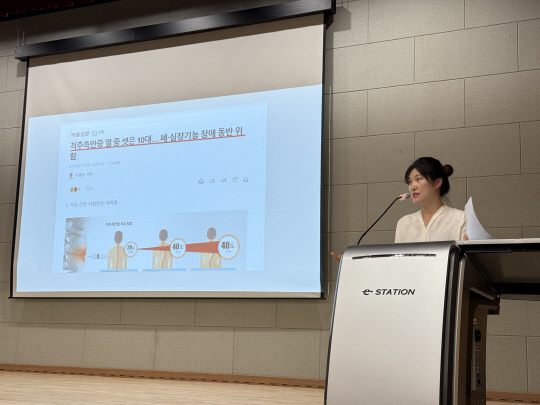 유은혜 물리치료사가 스마트기기와 척추측만증의 연관성, 측만증이 성장기에 미치는 영향 등을 주제로 강연을 하고 있다. 대한물리치료사협회 대전지부 제공