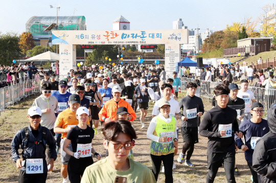 대전 유성구는 3일 유림공원 옆 갑천변 일원에서 '제6회 유성국화마라톤 대회'를 개최했다. 유성구 제공.