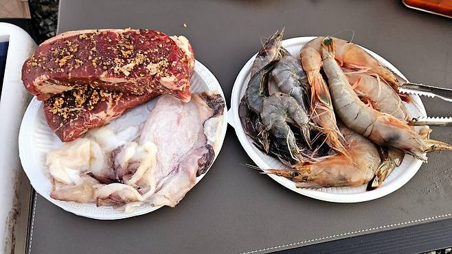 20241102_174225.jpg 캠핑 2일차) 저녁은 소고기와 자연산 대하 그리고 무늬오징어!!!!