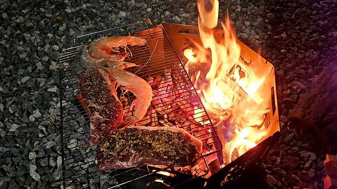 20241102_181932.jpg 캠핑 2일차) 저녁은 소고기와 자연산 대하 그리고 무늬오징어!!!!